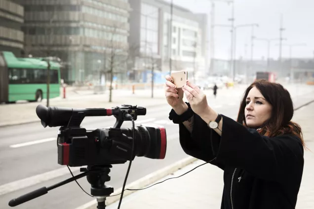 Journaliststudent på fältet